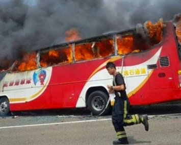 В результате ДТП на Тайване загорелся туристический автобус, погибли 26 человек