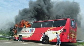 На Тайване загорелся туристический автобус. Погибло 26 туристов