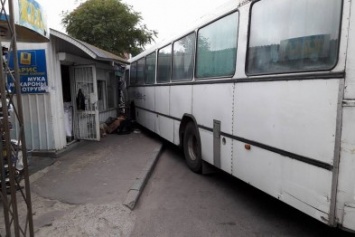 В Херсоне на пригородной автостанции автобус придавил женщину (фото)