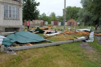 На Сумщине ураган посрывал крыши с домов и школ (ФОТО)
