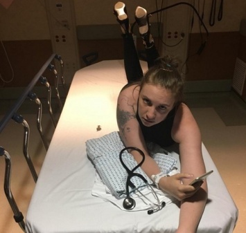 Лина Данэм попала в больницу