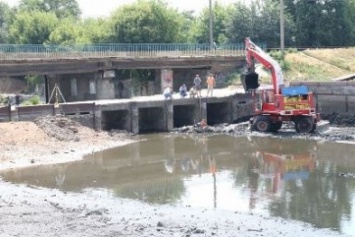 В Кропивницком продолжается капитальный ремонт гидросооружения под Михайловским мостом