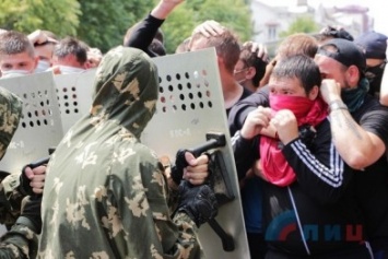 В Луганске боевики уже учат горожан, как нападать на международную миссию ОБСЕ (ФОТО)