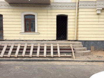 У дворца в центре Одессы обустраивают парковку прямо на тротуаре