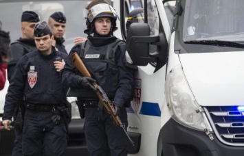 На юге Франции неизвестный с оружием забаррикадировался в отеле