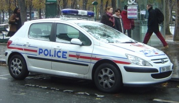 Во Франции мужчина напал на женщину с дочерью