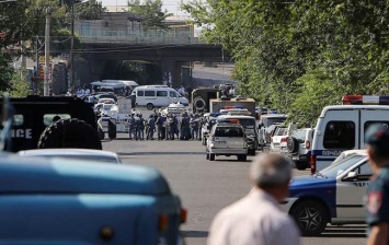 В захваченном отделении полиции в Ереване открыли стрельбу