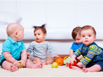 Ученые: Малыши с 9 месяцев способны различить игрушки для мальчиков и для девочек