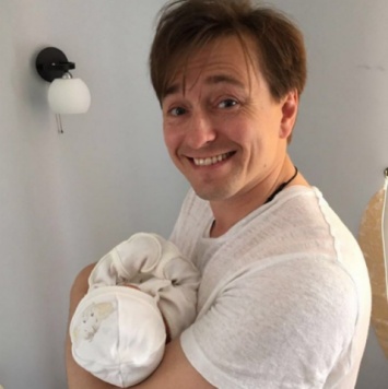 Сергей Безруков увез новорожденную дочку на дачу