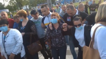 Кременчужане в масках легли на дорогу в знак протеста (фото, видео)