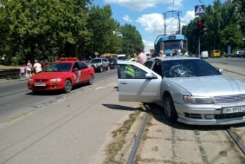 В Одессе возле Приморского суда автохам перекрыл движение трамваев (ФОТО)