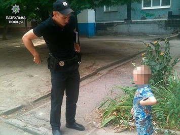 В Запорожье мать бросила трехлетнего малыша на улице без присмотра