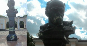 В Симферополе на памятнике Тарасу Шевченко появился трезубец и надпись «Слава Украине»