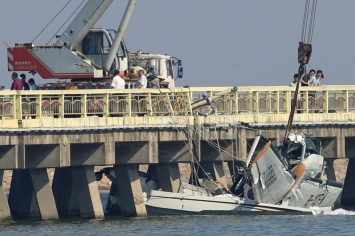 В Шанхае самолет с пассажирами врезался в мост (фото)
