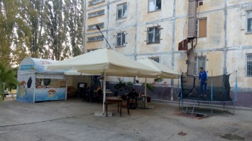 Скандально известный Южноукраинский адвокат самовольно разместила «уличное кафе» под аварийным зданием