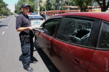 Одесский патрульный голыми руками разбил стекло авто, чтобы остановить нарушителя