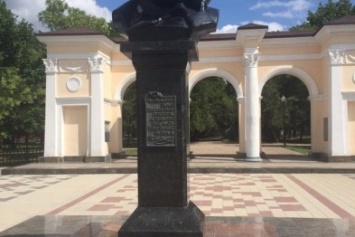 В Симферополе отмыли памятник Тарасу Шевченко от украинской символики