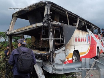 В Тайване автобус врезался в отбойник и вспыхнул - заживо сгорели 26 человек. ФОТО