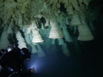 В Мексике в подводной пещере обнаружили уникальные каменные колокола