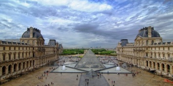 В Париже происходит эвакуация Лувра