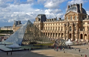 Из Лувра срочно эвакуируют посетителей