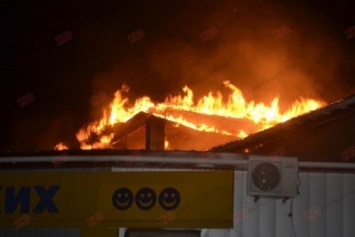В Бердянске горит рынок - пострадал пожарный (ФОТО)