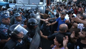 В Ереване вновь произошли столкновения между полицией и активистами