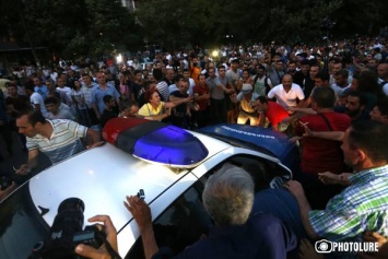 В Ереване произошли столкновения между полицией и демонстрантами