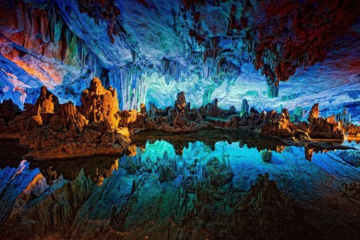 В Китае под землей оказалась пещера