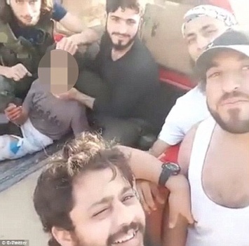 Боевики проамериканской сирийской группировки сняли видеоролик, на котором один из них обезглавливает ребенка