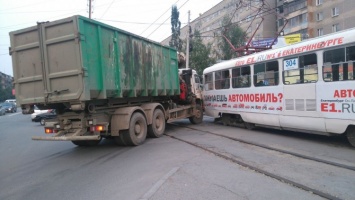 Необычно: мусоровоз и трамвай столкнулись на рельсах в Екатеринбурге