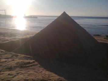 Своя "египетская" пирамида появилась на пляже на Азовском побережье (фото)