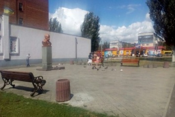 У памятника Шевченко установили новые лавочки