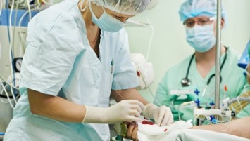 Челябинские врачи спасли малыша с перерезанным горлом