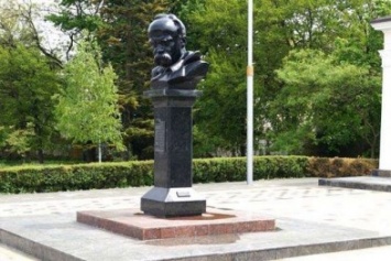 В Симферополе отмытый памятник Шевченко повторно раскрасили в цвета украинского флага