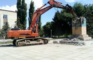 У соседей получилось: в Новом Буге на Николаевщине снесли постамент памятника Ленину