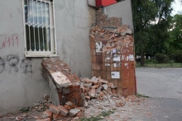 В Мариуполе на подступах у Центру административных услуг грузовик снес часть стены (Фотофакт)