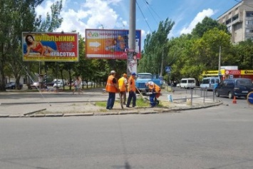 Николаевские коммунальщики незаконно демонтируют рекламные борды в центре города (ФОТО,ВИДЕО)