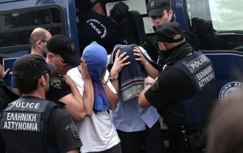 Суд Греции приговорил к 2 месяцам ареста сбежавших из Турции военных