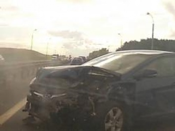 В Минске на МКАД BMW вытолкнул Hyundai в отбойник. ВИДЕО