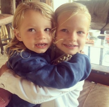 Джессика Симпсон опубликовала фото своих малышей