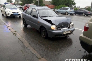 В Соломенском районе разбились три автомобиля, есть пострадавшие (ФОТО)