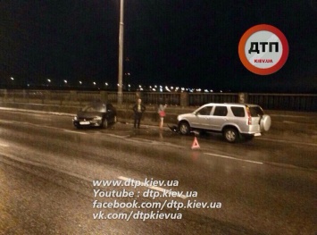 В Киеве 3 автомобиля разбились об отбойник (Фото)