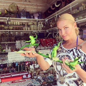 Анастасия Волочкова купила в Крыму лягушку в шпагате