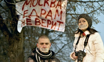 Жителям России разрешили заклеивать себе рот скотчем на митингах