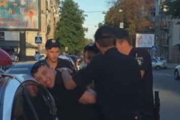 В центре Харькова неадекватный парень танцевал на дороге и бросался на машины
