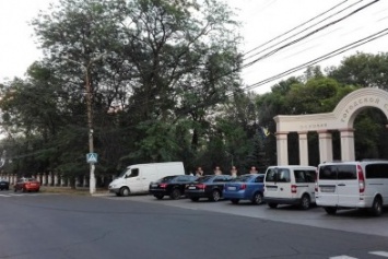 В Мариуполе на стоянке возле Горсада отключились сигнализации во всех авто