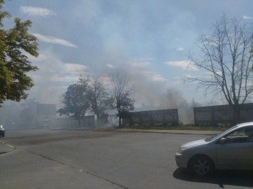 Пожар на одесских Черемушках: из-за возгорания пустыря район окутан дымом