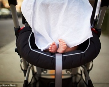 Ученые рассказали, почему в жару нельзя прикрывать коляску с ребенком