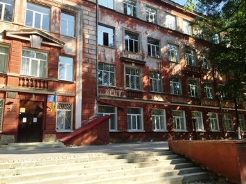 В дни школьных каникул в Одесской школе №60 ремонтируют спортзал и входы. Фото